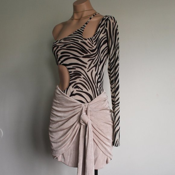 🆕️It Girl Collection// Taupe Skirt - Picture 4 of 10